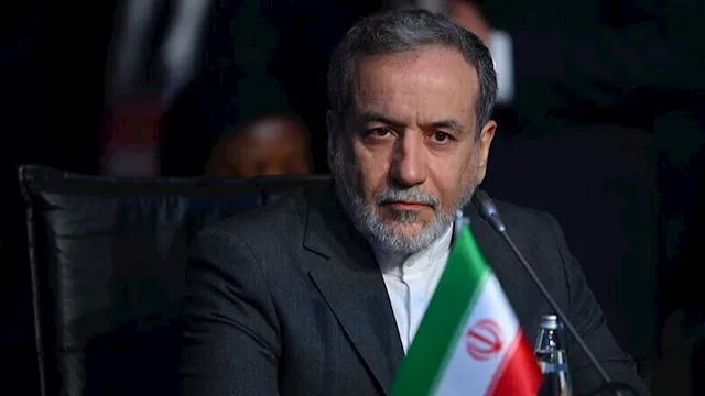 وزير الخارجية الإيراني يعود إلى باكستان بعد زيارة عمان.. ماذا حدث؟